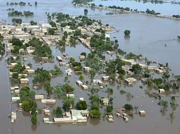 Pakistan Flood 1035 people died 110 district affected know Main Reason For this disaster  ਪਾਕਿਸਤਾਨ 'ਚ ਹੜ੍ਹ ਸੰਕਟ  , 1035 ਲੋਕਾਂ ਦੀ ਮੌਤ, 110 ਜ਼ਿਲ੍ਹੇ ਪ੍ਰਭਾਵਿਤ, ਅਰਬਾਂ ਰੁਪਏ ਦਾ ਨੁਕਸਾਨ