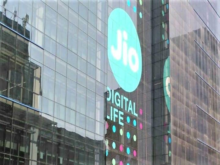 रिलायंस जियो (Reliance Jio) ने पिछले 1 साल में भारत के नंबर #1 डिजिटल सेवा प्रदाता के रूप में अपनी स्थिति को और मजबूत किया है. आज हमारे 4G नेटवर्क पर 42 करोड़ 10 लाख मोबाइल ब्रॉडबैंड ग्राहक हैं और वे हर महीने औसतन 20 जीबी डेटा का इस्तेमाल करते हैं. हमारे प्रधानमंत्री के डिजिटल इंडिया विजन से प्रेरित होकर देश ने Aadhaar, JanDhan, Rupay, UPI, AyushmanBharat, StartUpIndia जैसे कई विश्वस्तरीय नेशनल प्लेटफॉर्म्स को बनते और बड़ा होते देखा है.