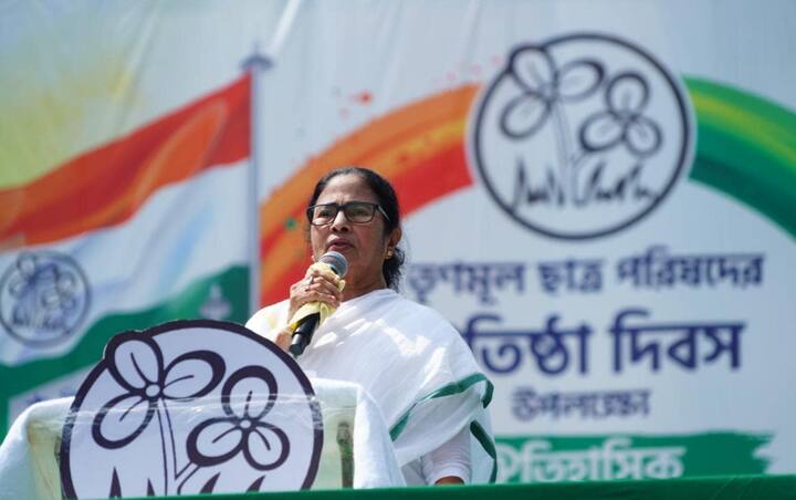 এই প্রেক্ষাপটে তৃণমূল ছাত্র পরিষদের প্রতিষ্ঠা দিবসের মঞ্চ থেকে, এজেন্সি নিয়ে হুঁশিয়ারির সুর শোনা গেল মমতা বন্দ্যোপাধ্যায়ের মুখে। এনিয়ে পাল্টা সরব হয়েছে বিজেপি-ও।