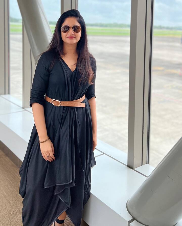 తెలుగులో సరిగా సినిమా అవకాశాలు లేకపోయిన మలయాళ సినిమాలు చేస్తూ బిజీబిజీగా ఉంటోంది. Image Credit: Poonam Bajwa/ Instagram