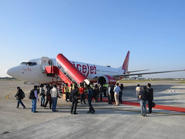 SpiceJet Aircraft's Tyre Bursts On Landing At Mumbai Airport SpiceJet Aircraft's Tyre Bursts On Landing At Mumbai Airport, Passengers Safe