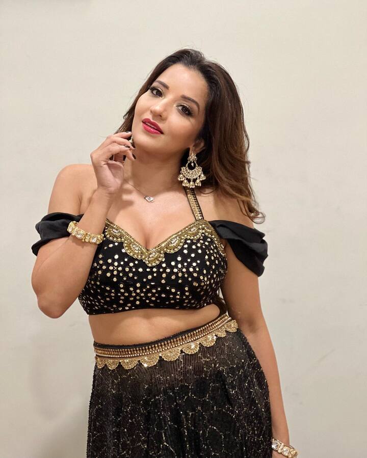 भोजपुरी फिल्मों की पॉपुलर एक्ट्रेस मोनालिसा अपनी फोटो-वीडियो शेयर कर सोशल मीडिया पर तहलका मचाती रहती हैं. उन्होंने ब्लैक लहंगा-चोली में अपनी कुछ फोटोज साझा की हैं.