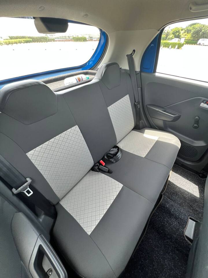 इस कार का माइलेज बहुत अच्छा है और यह मैनुअल तथा एएमटी दोनों ही वैरिएंट के लिए यह 20 किमी /लीटर से अधिक की माइलेज देती है जो कि ही बहुत बढ़िया है. इस कार का टॉप-एंड एएमटी वैरिएंट इसके मैनुअल वेरिएंट से 50,000 रुपये महंगा है. जहां इस कार के मैनुअल वैरिएंट की कीमत 5.3 लाख रुपये है वहीं इसका एएमटी वेरिएंट की कीमत 5.8 लाख रुपये है. इसलिए ऐसा लगता है कि इस कार का टॉप-एंड एएमटी थोड़ा महंगा है क्योंकि इसमें कुछ कम सुविधाएं मिलती हैं, जबकि सेलेरियो और एस-प्रेसो के 5 लाख रुपये से कम कीमत वाले वैरिएंट में इससे कुछ अधिक फीचर्स देखने को मिलते हैं.