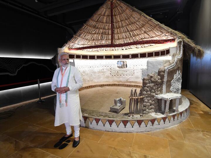 देश में इस तरह का ये पहला स्मारक है जिसे भूकंप में जान गंवाने वालों की याद में बनाया गया है. ये स्मारक भुज शहर के पास भुजियो हिल पर स्थित है. 