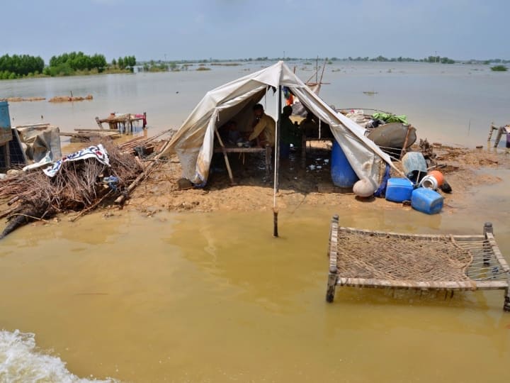 Pakistan Death toll reaches 1,033 across country as flood threat lingers in Khyber Pakhtunkhwa province Pakistan Flood: पाकिस्तान में एक हजार से ज्यादा की मौत, हाथों से लिखे पर्चे फेंककर जान बचाने की गुहार लगा रहे लोग