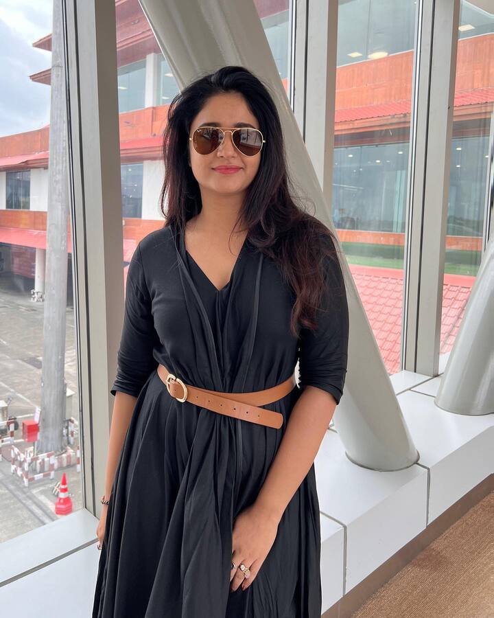 క్యూట్ నవ్వుతో కట్టి పడేస్తున్న పూనమ్ బజ్వా. Image Credit: Poonam Bajwa/ Instagram