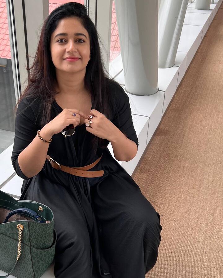 సోషల్ మీడియాలో యాక్టివ్ గా ఉంటూ తన లేటెస్ట్ ఫోటోస్ షేర్ చేస్తూ ఉంటుంది. Image Credit: Poonam Bajwa/ Instagram