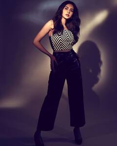 PHOTO: रकुल प्रीत सिंहचा ग्लॉसी लूक चर्चेत, क्रॉप टॉपमध्ये दाखवली परफेक्ट फिगर!