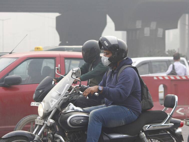 Indian Startup Shellios Technolabs Develops Motorcycle Helmet Fitted With Filters Claims Device Can Protect Bikers From Smog Breath Of Fresh Air For Bikers 'Breath Of Fresh Air For Bikers': Indian Startup Makes Smog-Proof Helmets With Govt Funding