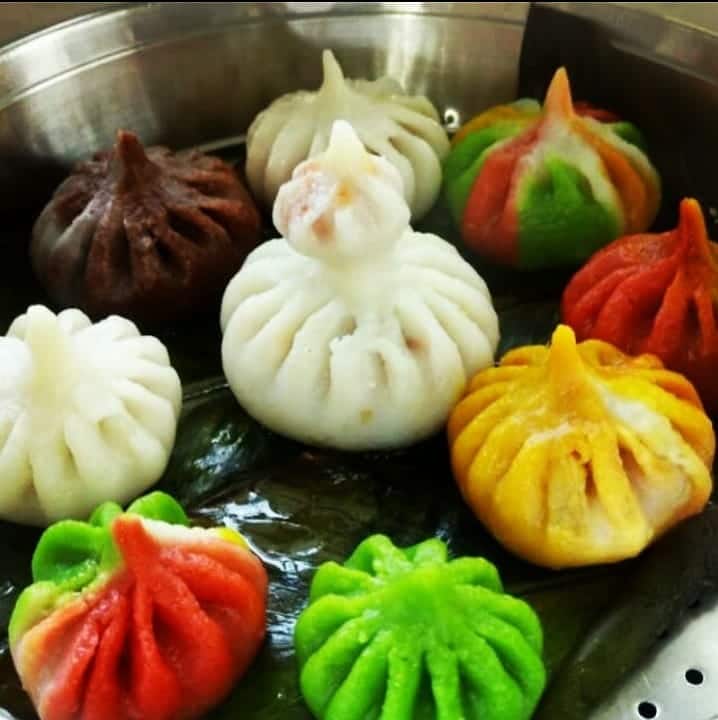 त्यात रेनबो म्हणजेच सात रंगाचे मोदक सगळ्यांच्या पसंतीस उतरले आहेत.