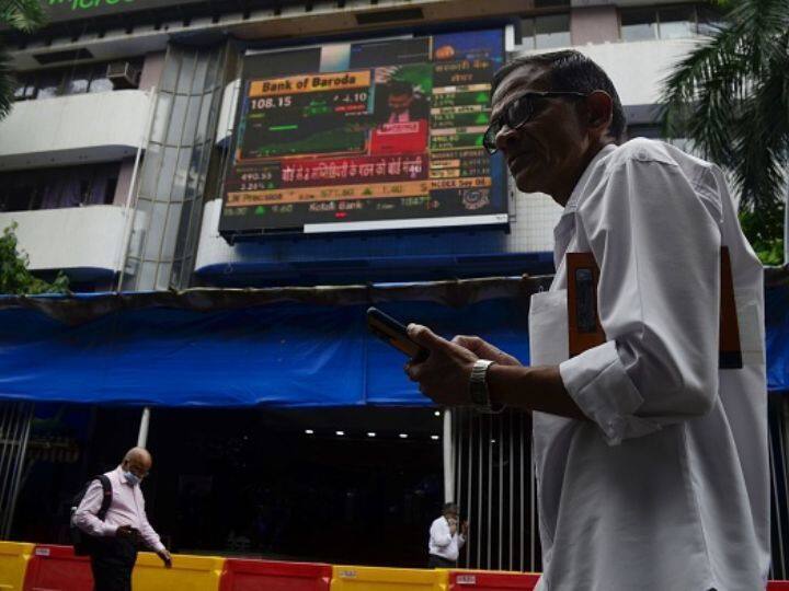 Stock Market Sensex Tanks 861 Points Nifty Settles Just Above 17300 Reliance Sinks 1 Per Cent After AGM Stock Market: Sensex Tanks 861 Points, Nifty Settles Just Above 17,300; Reliance Sinks 1 Per Cent After AGM