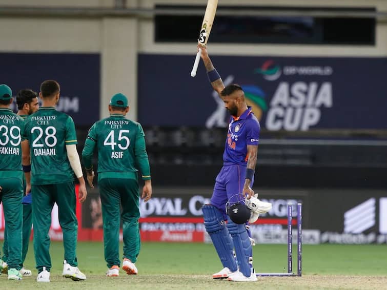 IND vs PAK: India Beats Pakistan, Hardik Pandya's Reaction Viral IND vs PAK: 'तेरा भाई संभाल लेगा..' अखेरच्या षटकात सामना फिरवणाऱ्या हार्दिक पांड्याची रिएक्शन व्हायरल