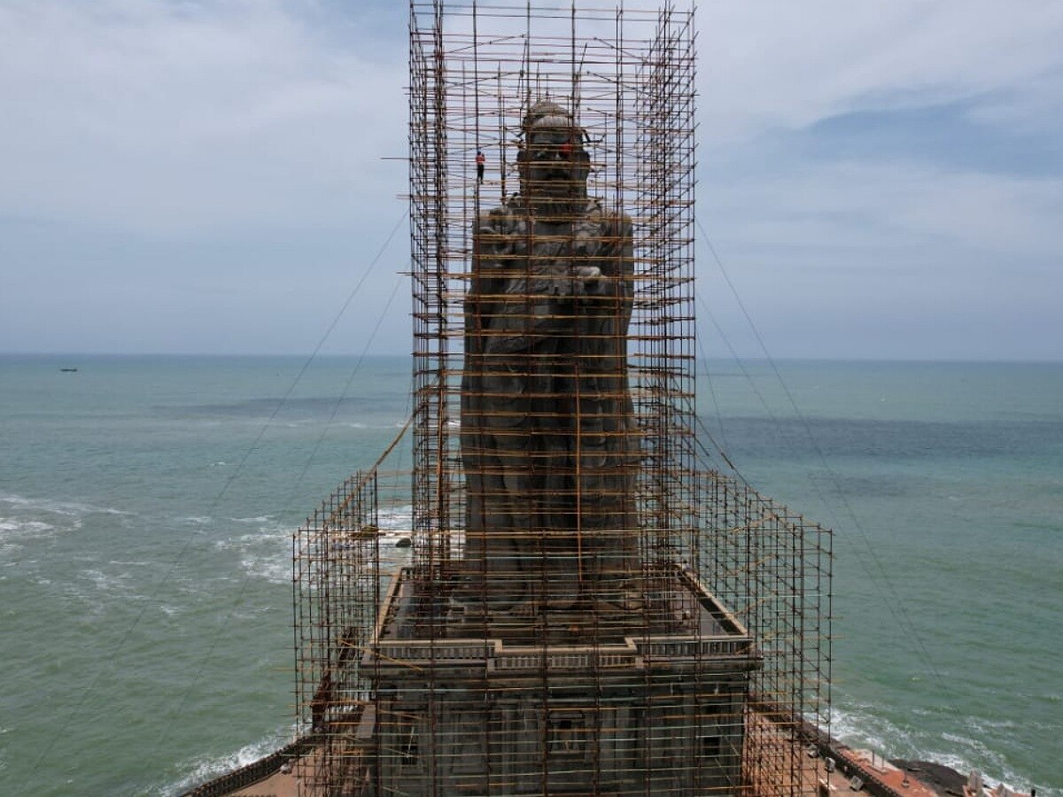 கன்னியாகுமரியில் திருவள்ளுவர் சிலைக்கு கலவை பூசும் பணி தொடக்கம்