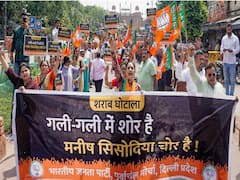 दिल्ली में नई शराब नीति पर रार जारी, बीजेपी आज 13 जगहों पर करेगी AAP के खिलाफ प्रदर्शन