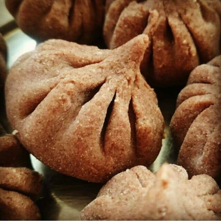 या सणासुदीच्या काळात केकपासून ते विविधरंगी शेकपर्यंत खाद्यपदार्थ बनवण्याच्या सोशल मीडिया ट्रेंडद्वारे प्रेरित असलेला नवीनतम आयटम, मोदकांवर देखील चांगलाच वापरता आला.