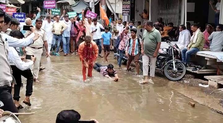 हाथों में बूंदी शहर को गड्ढों से मुक्त करो जैसे नारो वाली तख्तियां को लेकर लोग यात्रा में चल रहे थे. यात्रा में जय मां हंसा ज्योति ध्वज वाहक नरेंद्र पायलेट और युवा नेता प्रभात जैन द्वारा शहर के मुख्य बाजार से कनक दंडवत यात्रा निकाली.
