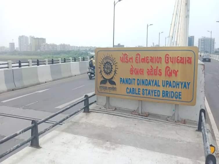 Surat News Closed cable bridge opened due to Ganeshotsav Repair work will also continue SURAT : બંધ કરાયેલો કેબલ બ્રિજ ગણેશોત્સવને કારણે ખોલાયો, મરામતની કામગીરી પણ ચાલું રહેશે