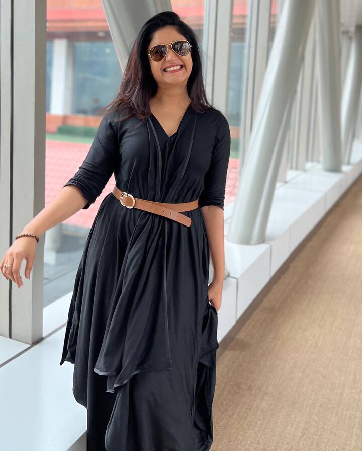 క్యూట్ నవ్వుతో కట్టి పడేస్తున్న పూనమ్ బజ్వా. Image Credit: Poonam Bajwa/ Instagram