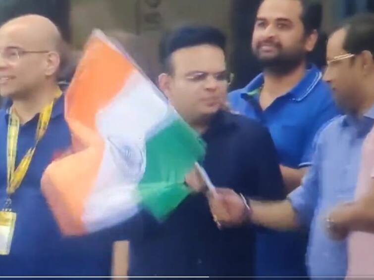 India vs Pakistan: Jay Shah refuses to hold national flag after Asia Cup match; video viral  Jay Shah: जय शाह यांनी तिरंगा हातात घेण्यास नकार का दिला? काय असू शकतं कारण
