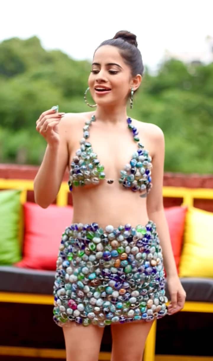 हम आपके लिए उर्फी जावेद के वो तमाम लुक्स एक साथ लेकर आए हैं जिसे पहन उन्होंने अगस्त के महीने में कहर ढाया है.