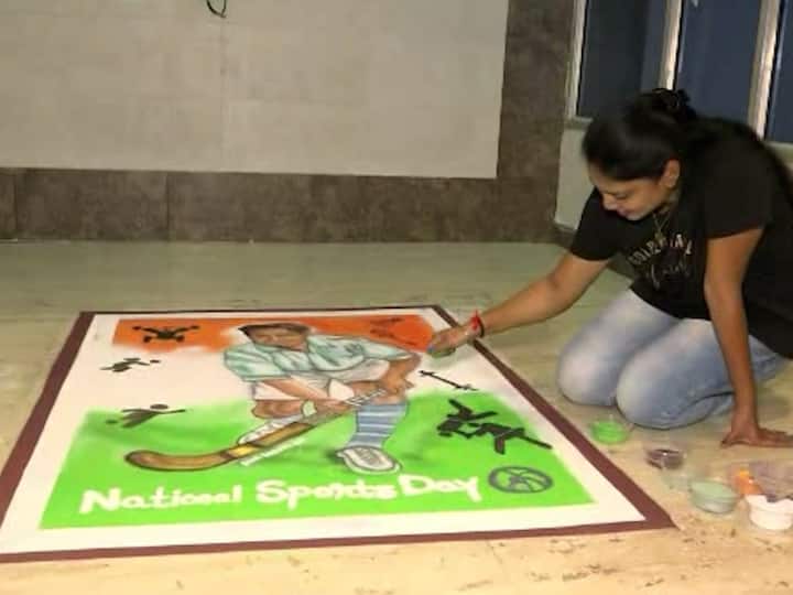 गोंदियातील प्रसिद्ध रांगोळी चित्रकार सोनी भावना फुलसुंगे या तरुणीने ही रांगोळी रेखाटली आहे.