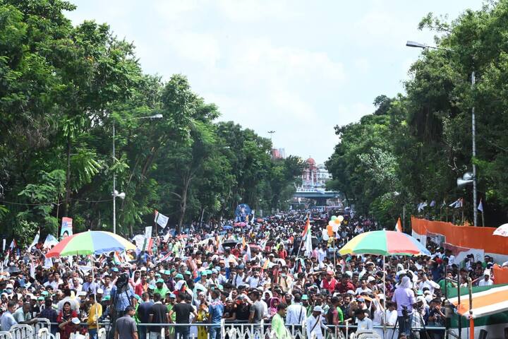 মেয়ো রোডের সমাবেশে যোগ দিতে সকাল থেকেই ভিড় করেছিলেন কর্মী-সমর্থকরা। বেলা বাড়তেই সমাবেশ স্থলের আনাচ-কানাচ ভরে ওঠে কর্মী-সমর্থকদের ভিড়ে।