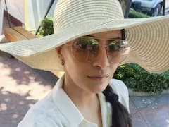 Varalaxmi Sarathkumar :  யானை குட்டியுடன் வரலட்சுமி சரத்குமாரின் சமீபத்திய புகைப்படங்கள்!