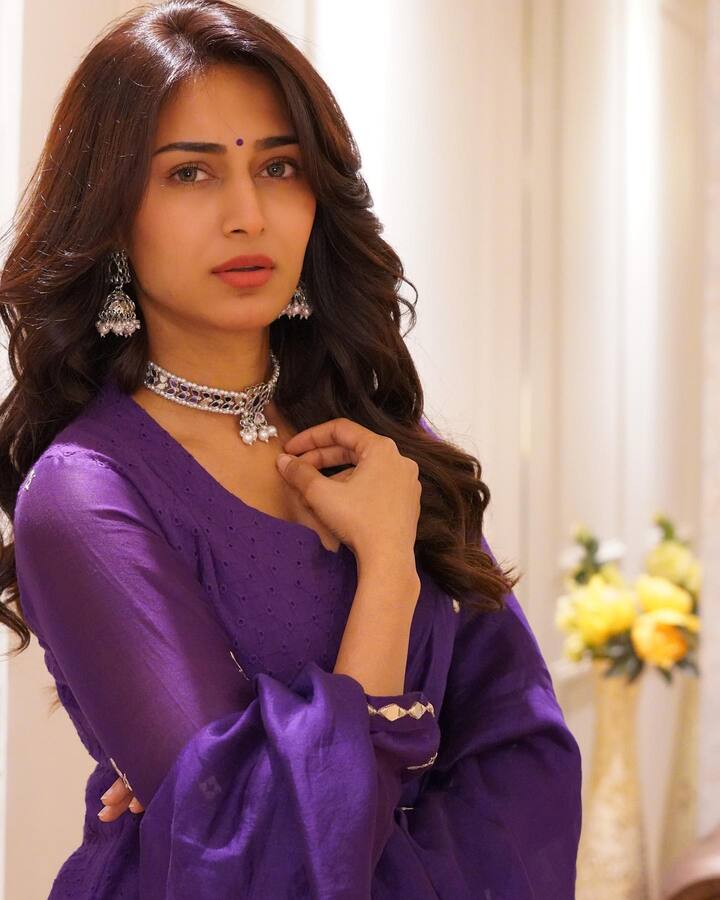 एरिका फर्नांडिस ने भले ही सिंपल लुक अपनाया, लेकिन ये उनकी छोटी काली बिंदी थी, जिसने उनकी चमक को बढ़ा दी है.