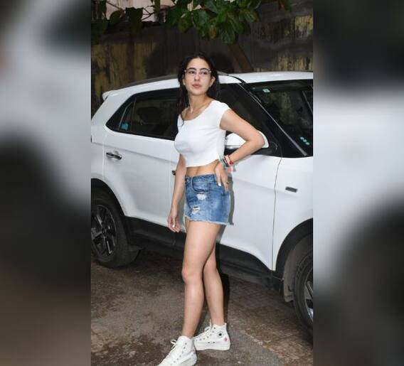 शॉर्टसह व्हाईट टॉपमध्ये साराचा हॉट अंदाज