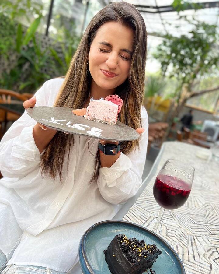 અક્ષરા સિંહ તેના હાથમાં રેડ વાઈનનો ગ્લાસ અને નજીકમાં રાખેલી કેકનો આનંદ માણી રહી છે. તસવીરોમાં અભિનેત્રીનો લુક ઘણો પસંદ કરવામાં આવી રહ્યો છે.