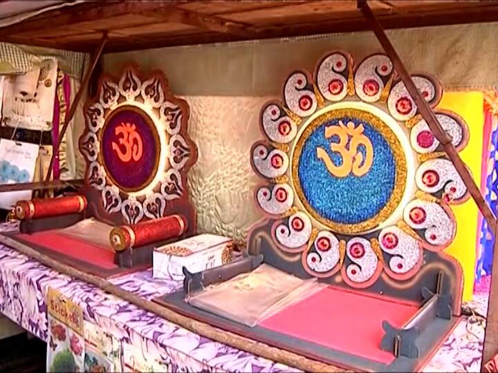 खरेदीसाठी गणेशभक्तांची रीघ लागली आहे.
