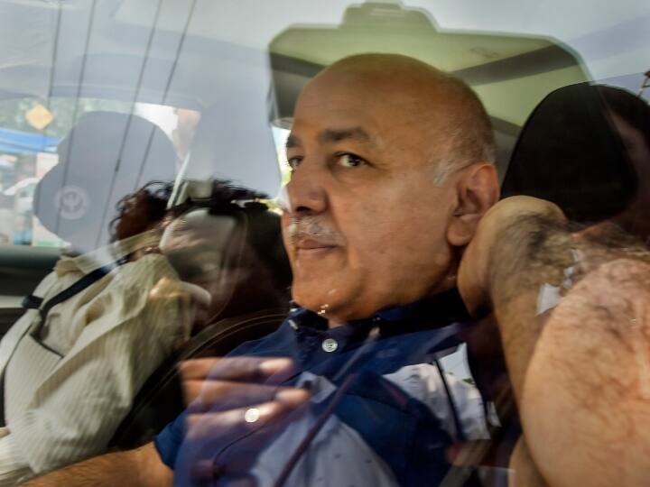 सीबीआई के चार सदस्यीय एक दल ने गाजियाबाद के वसुंधरा स्थित पंजाब नेशनल बैंक (पीएनबी) की शाखा में सिसोदिया के बैंक लॉकर की आज यानी मंगलवार को करीब दो घंटे तलाशी ली.