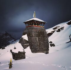 Tungnath Temple: पर्वतों की गोद में बसा उत्तराखंड का वो मंदिर जहां शांति और सुकून के साथ मिलेगा बर्फबारी का मजा