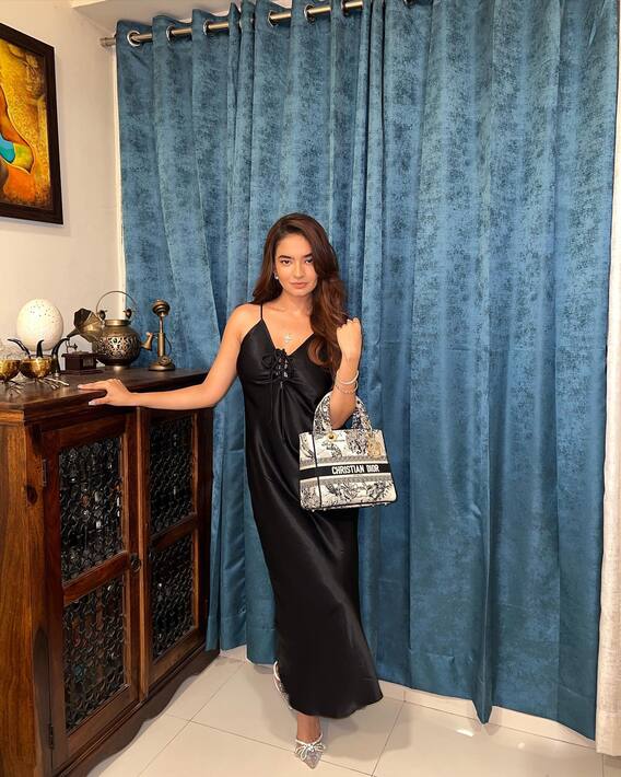 साटन ड्रेस में दिखा Anushka Sen का किलर लुक, फ्लॉन्ट किया इतना महंगा बैग, कीमत जान उड़ जाएंगे होश