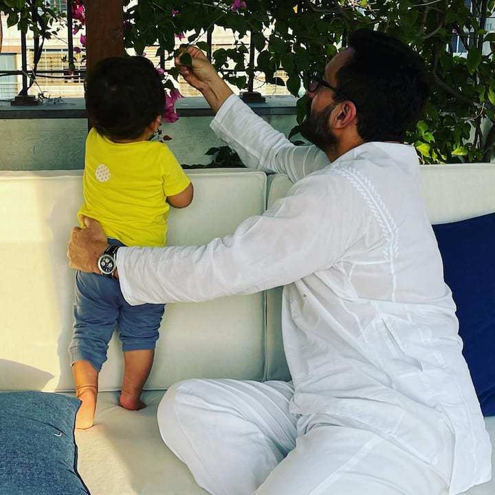 पटौदी पैलेस में खूबसूरत लम्हें बिताते हुए सैफ अपने लाडलो पर प्यार लुटाते दिखाई दे रहे हैं.