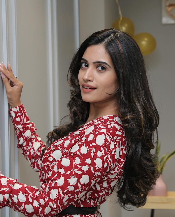 క్యూట్ లుక్స్ తో మెస్మరైజ్ చేస్తున్న స్రవంతి చొక్కారపు.  Image Credit @ Sravanthi Chokarapu/ Instagram