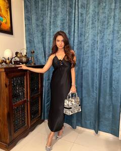 साटन ड्रेस में दिखा Anushka Sen का किलर लुक, फ्लॉन्ट किया इतना महंगा बैग, कीमत जान उड़ जाएंगे होश