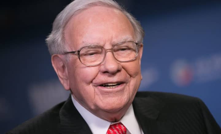 আমেরিকার শিল্পপতি ওয়ারেন বাফে তালিকায় ষষ্ঠ স্থানে রয়েছেন। তাঁর মোট সম্পত্তির পরিমাণ ১০০ বিলিয়ন ডলার। ৯২ বছরেও হাঁটুর বয়সিদের টেক্কা দিচ্ছেন তিনি।