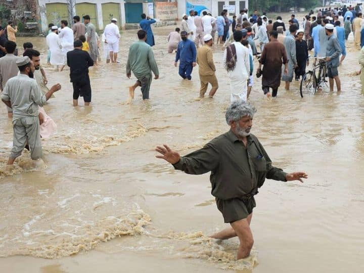 Pakistan Minister Sherry Rehman said More than half of Pakistan submerged in water 30 million people affected marathi news Pakistan Flood : महापुरामुळे पाकिस्तानचा एक तृतीयांश भाग पाण्याखाली, 1000 हून अधिक लोकांचा मृत्यू; पाकिस्तानच्या मंत्र्यांची माहिती