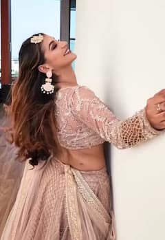 Yashika Aannand : காதல் ரோஜாவே! தங்க நிற உடையில் ஜொலிக்கும் யாஷிகா ஆனந்த் புகைப்படங்கள் !