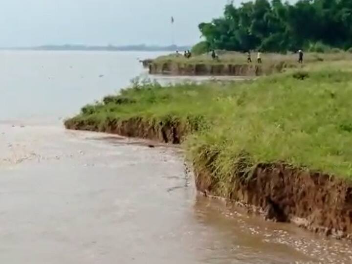UP News Ghazipur Ganges river is cutting rapidly three villages have been surrounded by water ANN Ghazipur News: गाजीपुर में तेजी से कटान कर रही गंगा, पानी में घिरने के बाद पलायन के लिए मजबूर हुए लोग