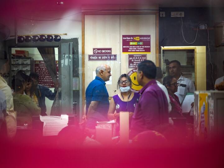 सीबीआई ने 19 अगस्त को इस मामले में सिसोदिया के आवास समेत 31 स्थानों पर छापे मारे थे. सिसोदिया का कहना है कि उन्हें एक झूठे मामले में आरोपी बनाया गया है, ताकि मुख्यमंत्री अरविंद केजरीवाल को आगे बढ़ने से रोका जा सके जो 2024 के लोकसभा चुनाव से पहले प्रधानमंत्री नरेंद्र मोदी के विकल्प के तौर पर उभरे हैं.