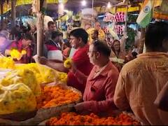 Ganesh Chaturthi 2022 : आतुरता आगमनाची, लगबग बाप्पाच्या स्वागताची, बाजारपेठांमध्ये खरेदीसाठी गर्दी