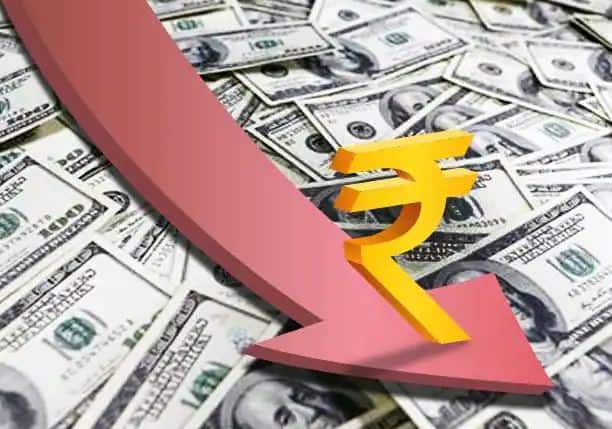 Rupee Vs Dollar: रुपये में रिकॉर्ड गिरावट, पहली बार ओपनिंग में डॉलर के मुकाबले 82 के नीचे फिसला
