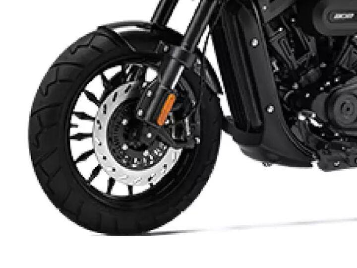 बाईकच्या पुढील बाजूस इनव्हर्टेड टेलिस्कोपिक फोर्क्स आणि मागील बाजूस स्प्रिंग लोडेड ड्युअल शॉक Absorber आहेत. बाईकमध्ये सिंगल रायडरसाठी लहान  सीट आहे.