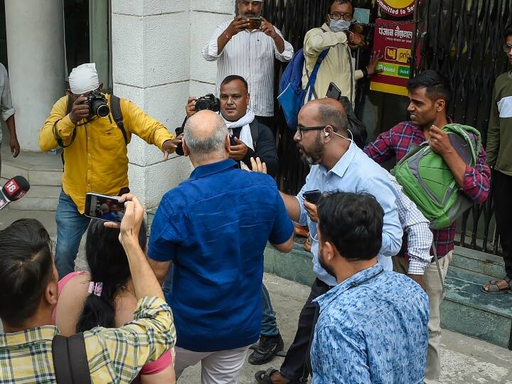 दिल्ली के उपमुख्यमंत्री मनीष सिसोदिया ने मंगलवार को कहा कि केन्द्रीय अन्वेषण ब्यूरो (सीबीआई) को उनके लॉकर की तलाशी के दौरान कुछ नहीं मिला और एजेंसी ने उन्हें 'क्लीन चिट’’ दे दी है.