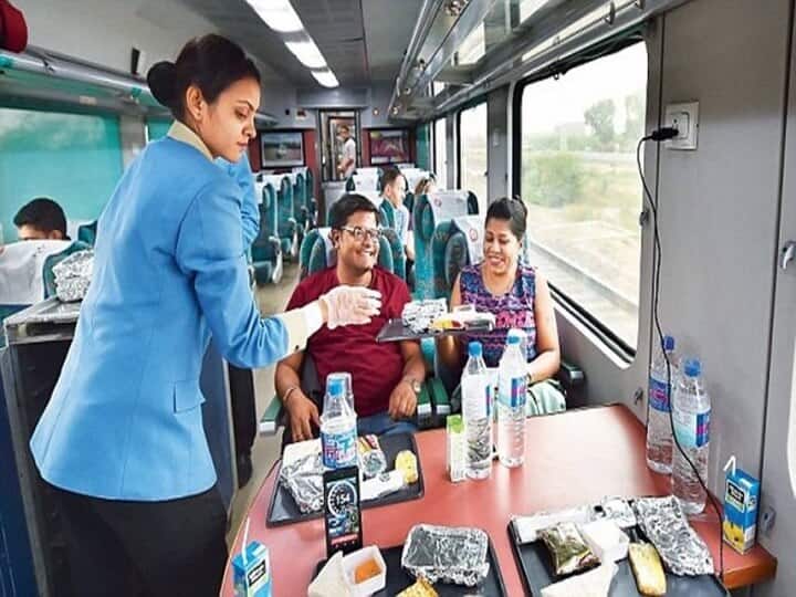 Indian Railway New Facility order food via whatsapp ziva Indian Railway: अब ट्रेन में व्हाट्सएप के जरिए भी मंगा सकेंगे खाना! जानें किस तरह उठा सकते हैं इस फैसिलिटी का फायदा