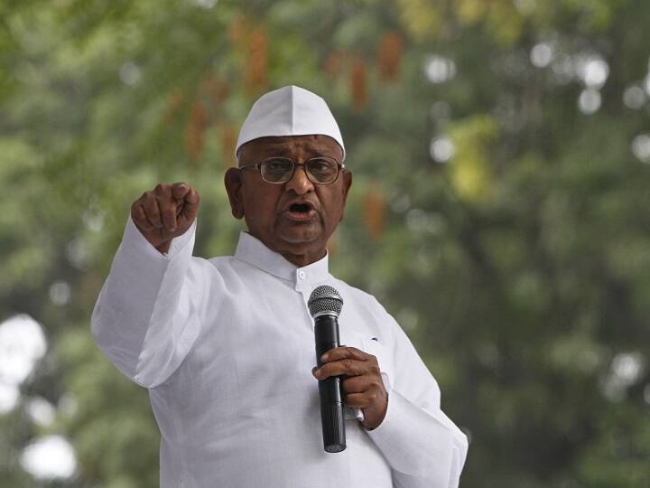 maharashtra News Aurangabad News Anna Hazare said that I have made many BJP leaders sit at home Aurangabad : तुम्हाला भाजप बोलायला लावतो; अण्णा म्हणाले मी, भाजपच्या अनेक नेत्यांना...