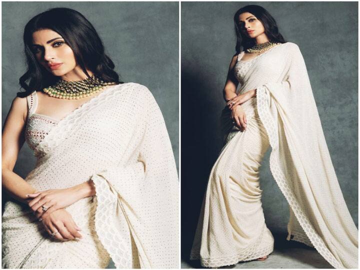 Mouni Roy In Saree: पॉपुलर एक्‍ट्रेस मौनी रॉय एक बार फिर साड़ी में कहर ढाती नजर आई हें. सोशल मीडिया पर उनकी खूबसूरत तस्‍वीरें वायरल हो रही हैं. वह फिल्‍म 'ब्रह्मास्त्र' में अहम भूमिका निभा रही हैं.