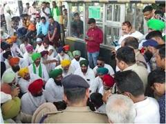 उधम सिंह नगर: हाइवे पर बढ़ने लगे सड़क हादसे तो किसानों ने बाधित की लेन, टोल बंद करने की दी चेतावनी